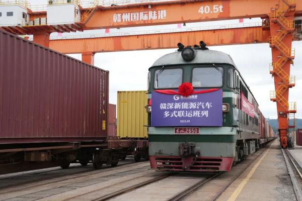 國產(chǎn)新能源汽車，坐火車“出?！?