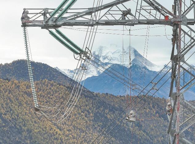 高山絕壁上，帶電消除超高壓線路缺陷