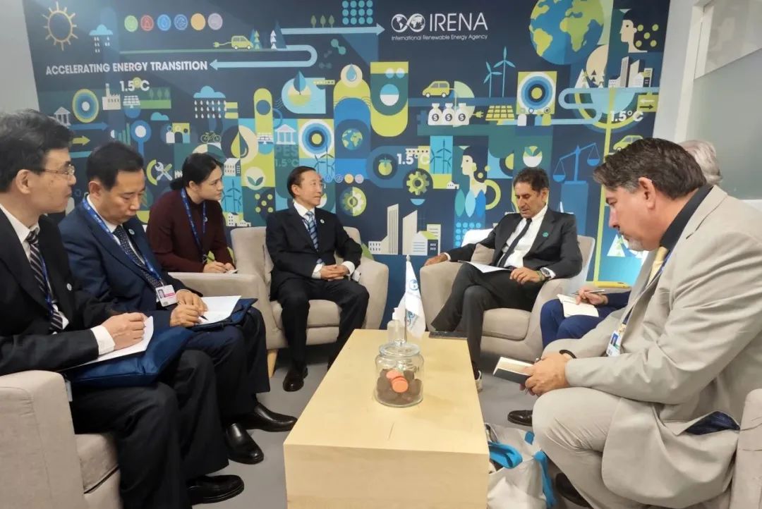國(guó)家電網(wǎng)董事長(zhǎng)辛保安與國(guó)際可再生能源署總干事卡梅拉、阿布扎比能源局主席阿爾馬拉爾、聯(lián)合國(guó)可持續(xù)發(fā)展解決方案網(wǎng)絡(luò)主席薩克斯會(huì)談