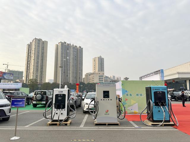 京能新能源助力婁底市新能源汽車下鄉(xiāng),為鄉(xiāng)村振興添“綠”