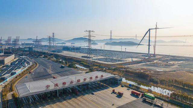 浙江省首個(gè)低碳碼頭示范工程首臺(tái)風(fēng)機(jī)并網(wǎng)發(fā)電