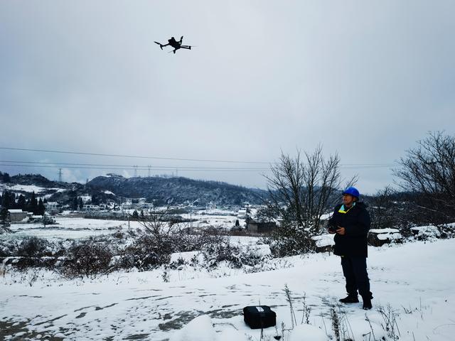 貴陽供電局:寒流中巡檢輸電線路 為百姓的“溫暖”保駕護航