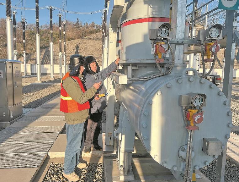 國網(wǎng)安徽超高壓公司度冬保供，帶電檢測主網(wǎng)設(shè)備