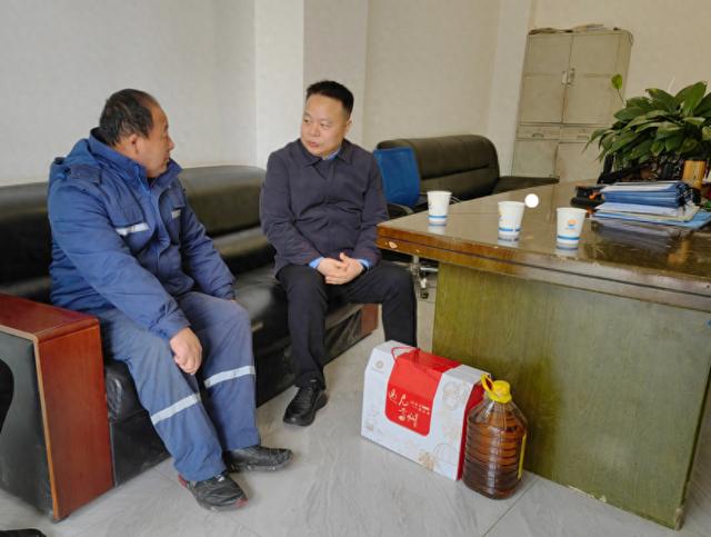 宜賓市總工會(huì)到四川能投高縣電力開展春節(jié)前走訪慰問(wèn)活動(dòng)