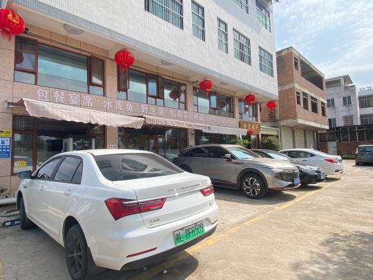 返鄉(xiāng)新能源車主尋覓公用充電樁，鄉(xiāng)村充電補能仍有待解決