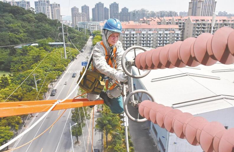 帶電作業(yè)領(lǐng)域的“創(chuàng)新達(dá)人”——記“國(guó)網(wǎng)楷?！瘪T振波