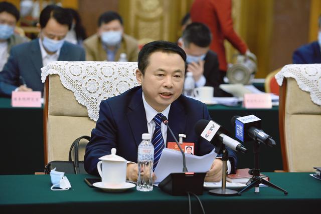 【兩會好聲音】全國人大代表、天能控股董事長張?zhí)烊危和苿印犊稍偕茉捶ā沸抻?，保障國家能源安? /></a></div>
				<div   id=