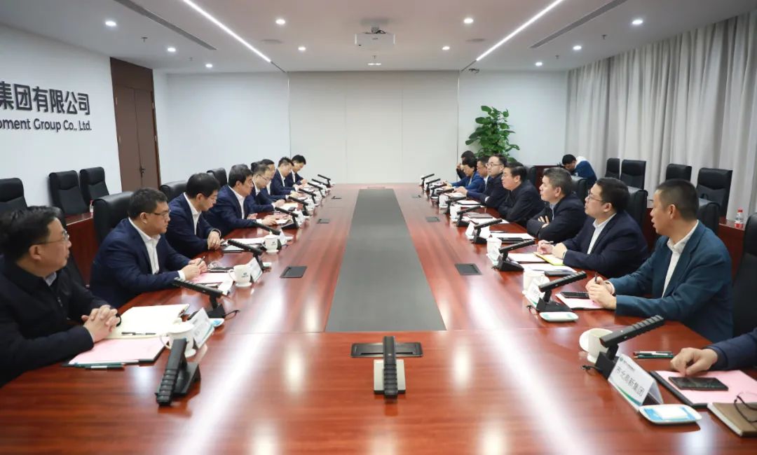 中國(guó)電氣裝備黨委書(shū)記、董事長(zhǎng)白忠泉會(huì)見(jiàn)上海市靜安區(qū)委書(shū)記于勇