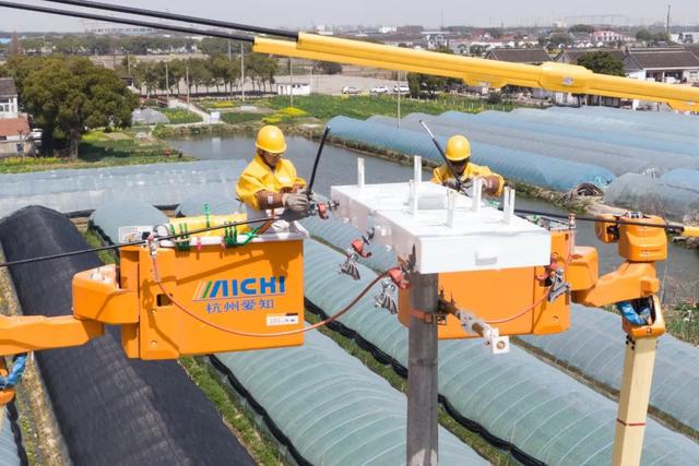 “零感知”帶電作業(yè)，農(nóng)村電網(wǎng)持續(xù)改造升級(jí)