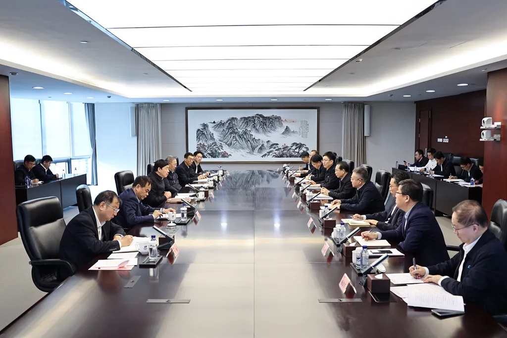 華電集團(tuán)董事長(zhǎng)江毅、總經(jīng)理葉向東與國(guó)家電網(wǎng)董事長(zhǎng)、黨組書(shū)記張智剛會(huì)談