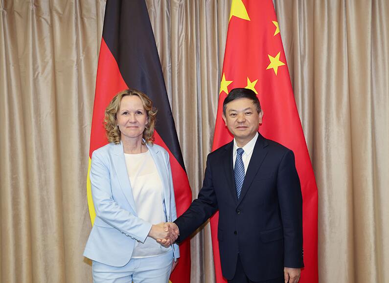 生態(tài)環(huán)境部部長黃潤秋會見德國聯邦環(huán)境、自然保護、核安全與消費者保護部長萊姆克