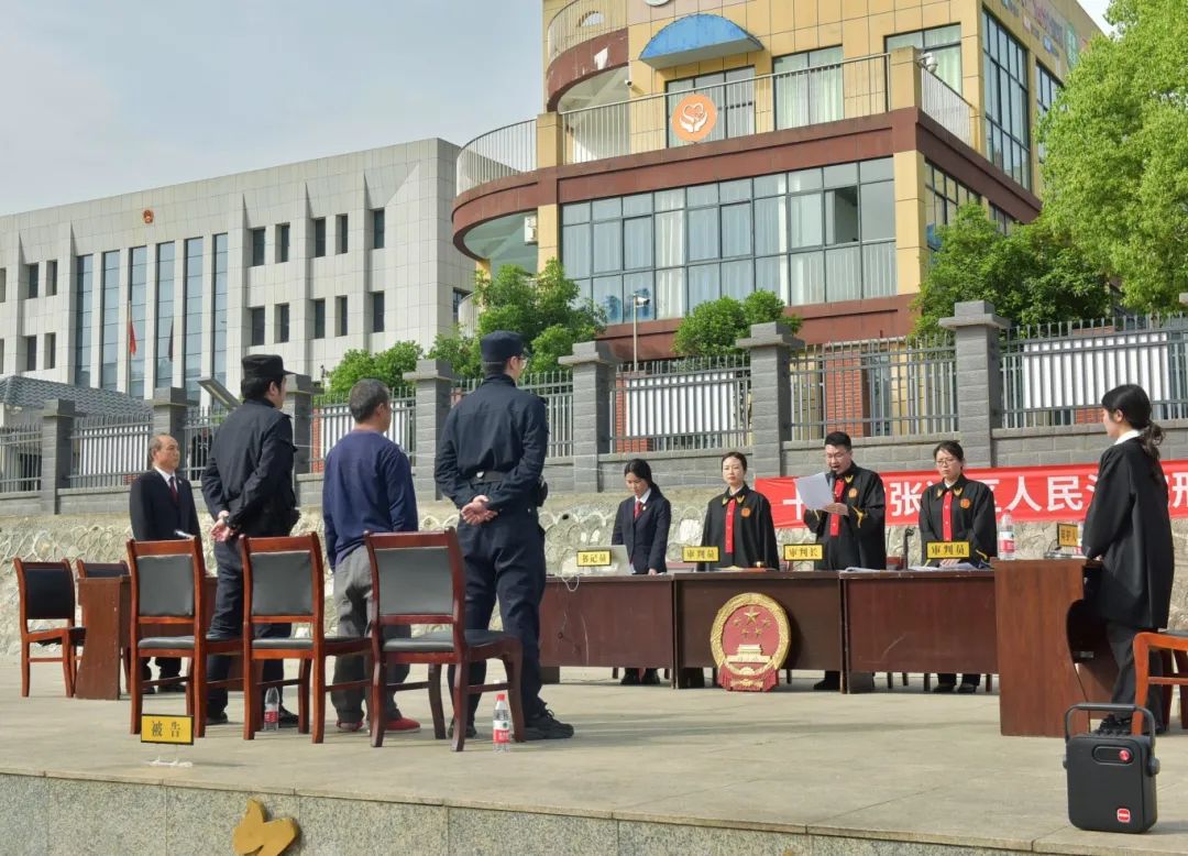 湖北十堰：架電網(wǎng)觸“法網(wǎng)”，變庭審為“課堂”