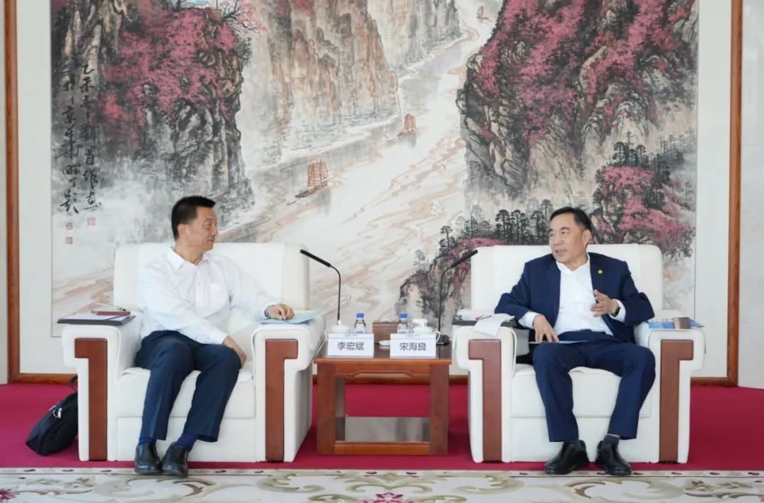 中國能建黨委書記、董事長宋海良與新疆住建廳黨組書記、副廳長李宏斌會談