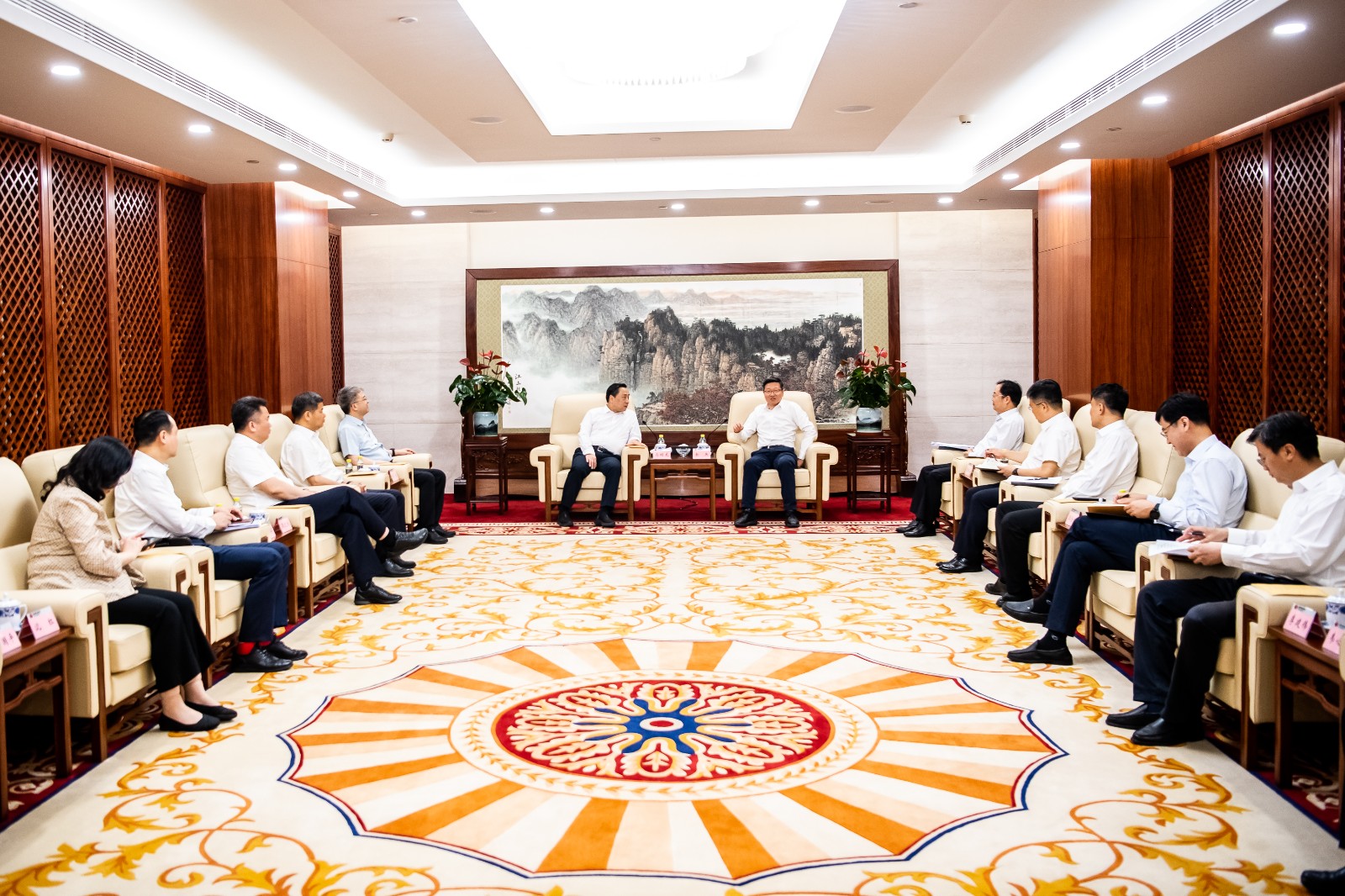 國(guó)家能源集團(tuán)公司總經(jīng)理、黨組副書記余兵會(huì)見鎮(zhèn)江市委書記馬明龍一行