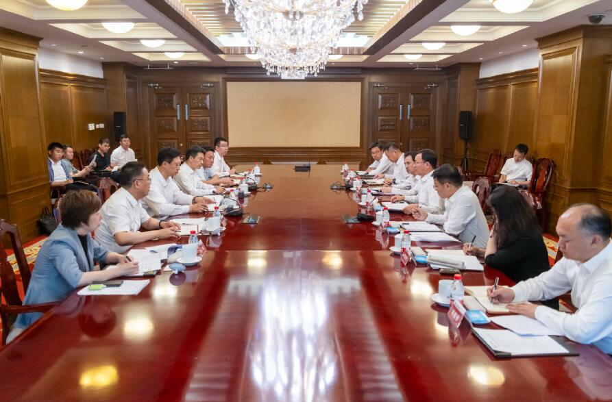 大唐集團(tuán)總經(jīng)理、黨組副書(shū)記張傳江與阜新市委書(shū)記胡濤、市長(zhǎng)周鵬舉會(huì)談