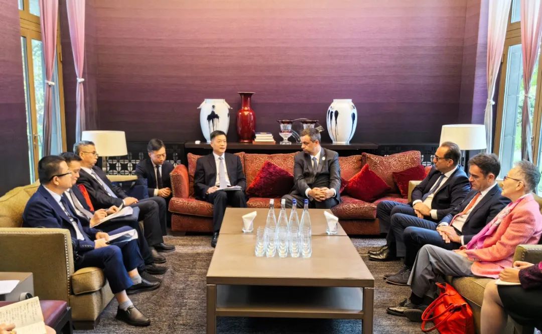 東方電氣集團(tuán)黨組書記、董事長(zhǎng)俞培根與法國(guó)電力集團(tuán)董事長(zhǎng)兼首席執(zhí)行官呂克·雷蒙會(huì)談