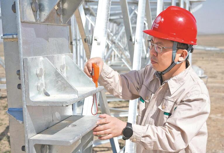 李?。涸痪€(xiàn)建電網(wǎng) 當(dāng)好工程“大管家”