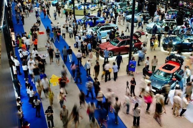 新能源車，熱!燃油車，冷!