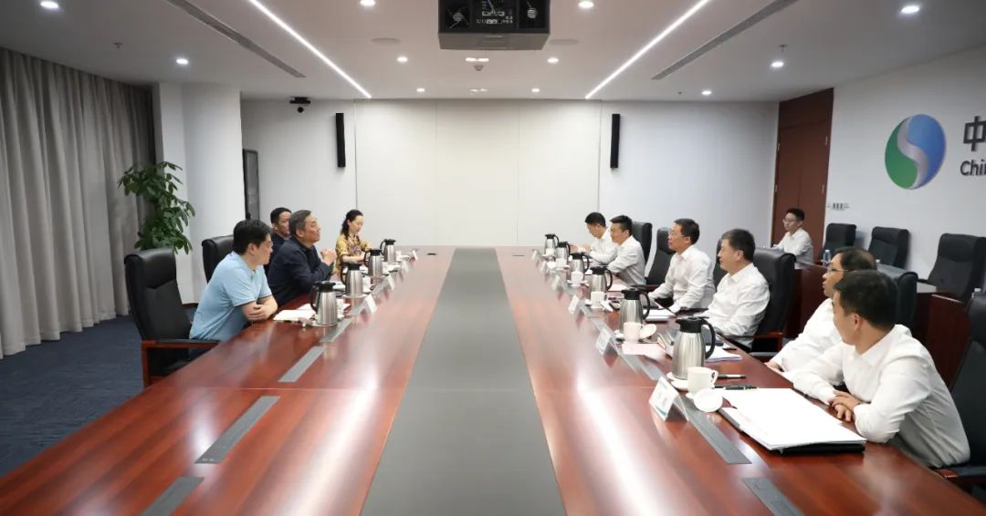中國(guó)電氣裝備李洪鳳董事長(zhǎng)、周群總經(jīng)理會(huì)見上海市經(jīng)信委副主任戎之勤
