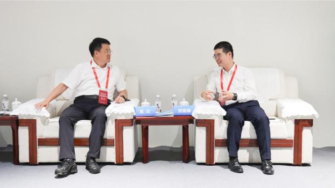 吳云與中國科學院院士、中國氫能聯(lián)盟戰(zhàn)略指導委員會委員、廈門大學教授鄭南峰座談