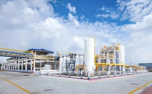 在百年上海龍華機場變身開展城市更新的上海徐匯西岸地區(qū)，一座傾注綠色低碳技術的“零碳樓”拔地而起，即將進入建筑環(huán)節(jié)中最忙碌、最繁瑣的裝修工程階段。這座“綠色建筑”是東航資產在民航建筑領域的創(chuàng)新探索成果，