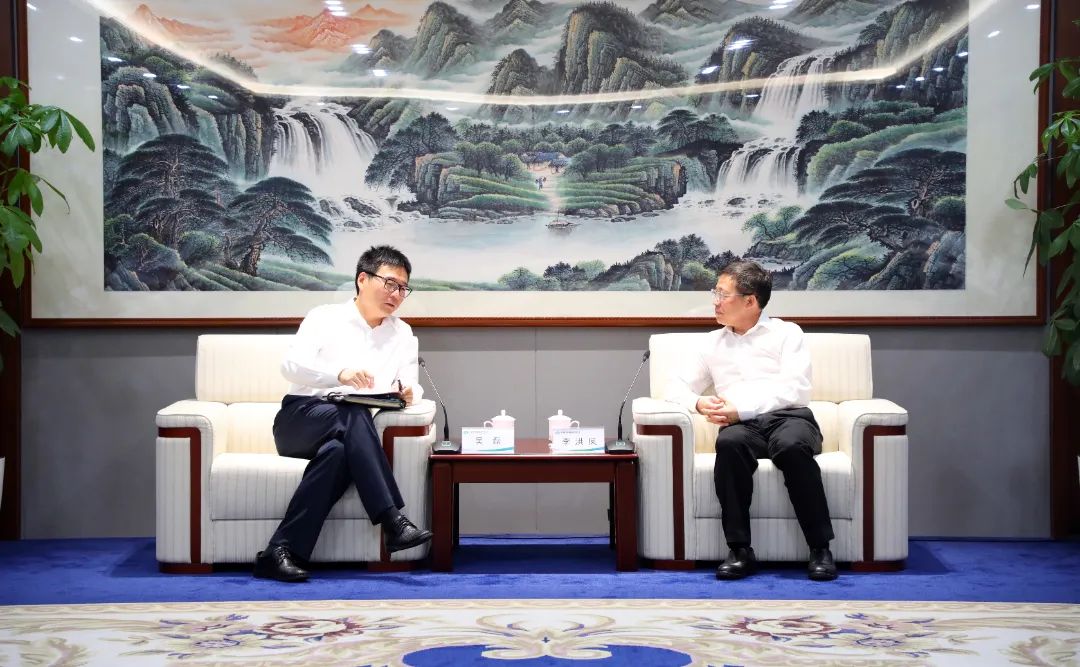 中國(guó)電氣裝備黨委書(shū)記、董事長(zhǎng)李洪鳳會(huì)見(jiàn)上海電氣集團(tuán)黨委書(shū)記、董事長(zhǎng)吳磊