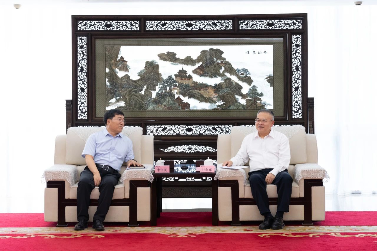 華電集團(tuán)黨組副書(shū)記、總經(jīng)理葉向東與三峽集團(tuán)黨組副書(shū)記、總經(jīng)理李富民舉行會(huì)談