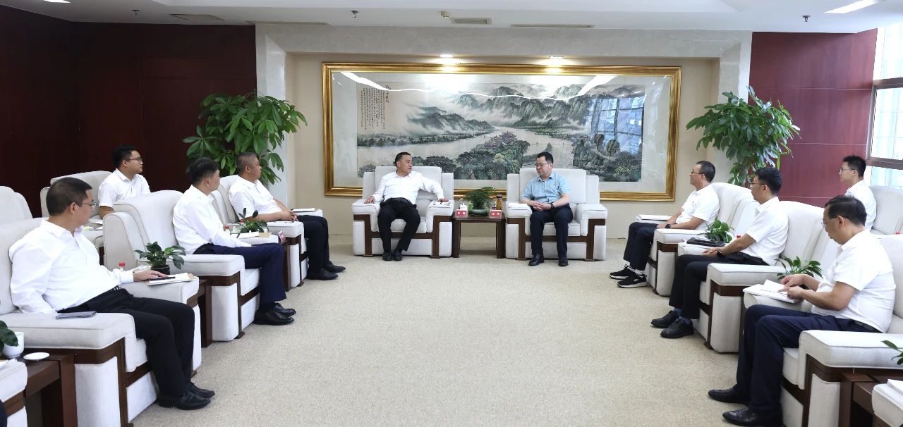 大唐四川公司黨委書記、董事長(zhǎng)梁華與中建八局西南分公司黨委書記、董事長(zhǎng)李彪會(huì)談