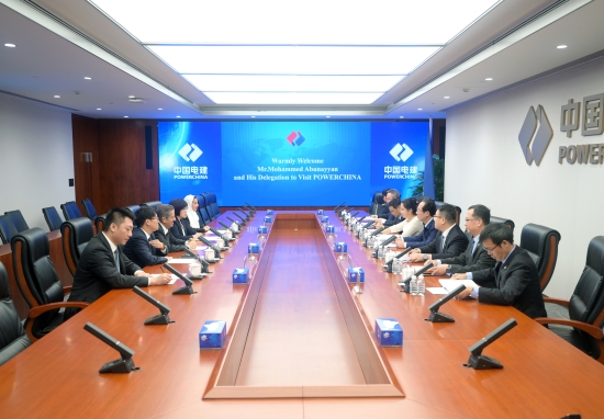 中國電建黨委書記、董事長丁焰章與沙特國際電力和水務(wù)公司董事長阿布納亞舉行會(huì)談
