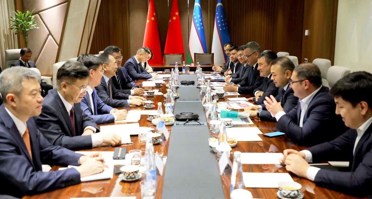 大唐集團(tuán)有限公司黨組書記、董事長鄒磊與烏茲別克斯坦總理阿里波夫會(huì)談