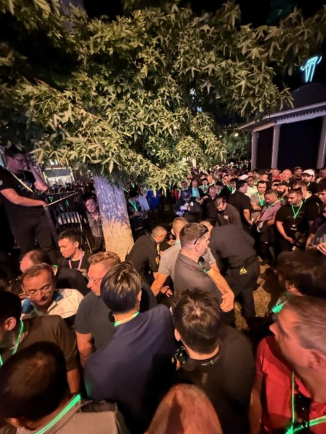 馬斯克：現(xiàn)場(chǎng)有人突發(fā)疾病，特斯拉Robotaxi發(fā)布會(huì)推遲