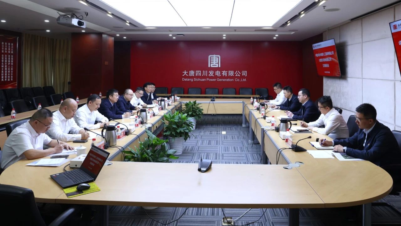 梁華與水電八局黨委書記、董事長姜清華會談