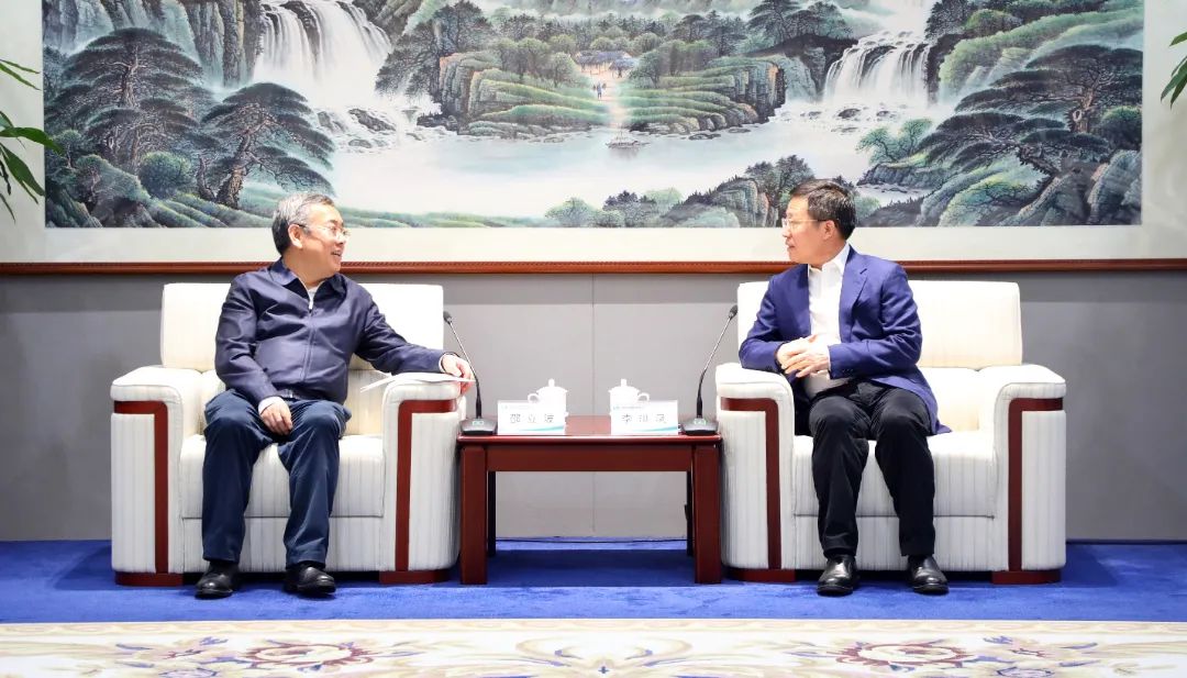 中國電氣裝備黨委書記、董事長李洪鳳會見國家開發(fā)銀行戰(zhàn)略客戶部總經(jīng)理邵立波