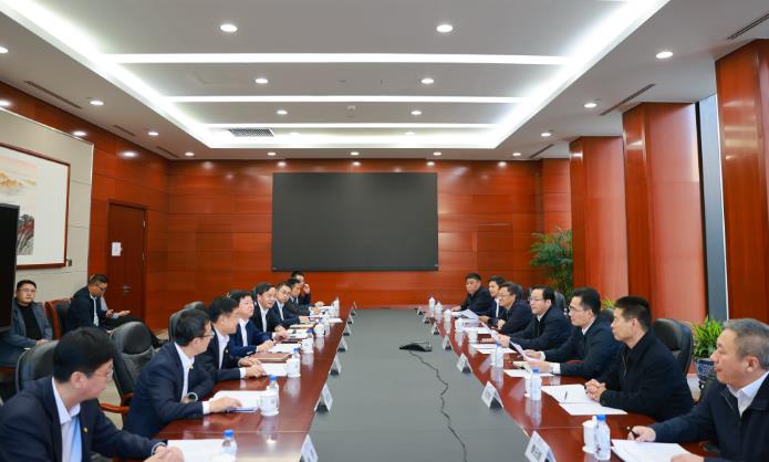 中國能建黨委委員、總經(jīng)濟師周小能與呼倫貝爾市委書記王旺盛會談