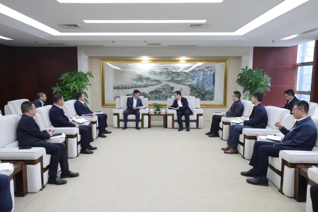 大唐四川公司黨委書記、董事長梁華與中能建西南區(qū)域總部黨委書記、總經(jīng)理，中能建西南投資公司黨委書記、董事長鄒小川會談