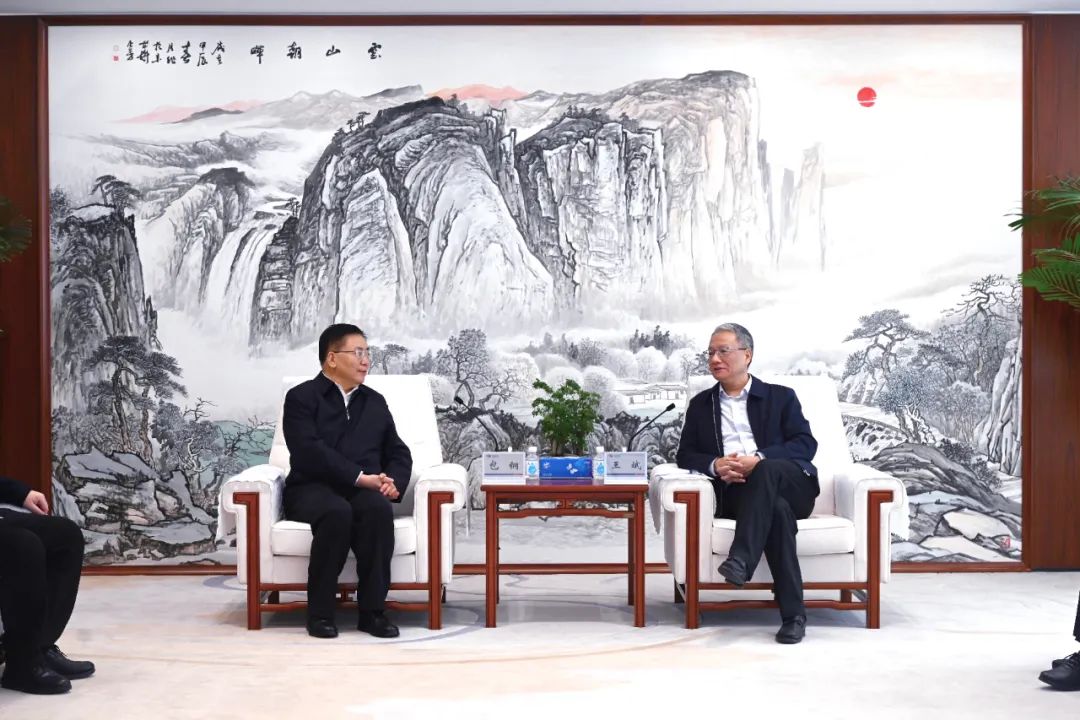 中國電建黨委副書記、總經(jīng)理王斌與內(nèi)蒙古自治區(qū)黨委常委、呼和浩特市委書記包鋼會談
