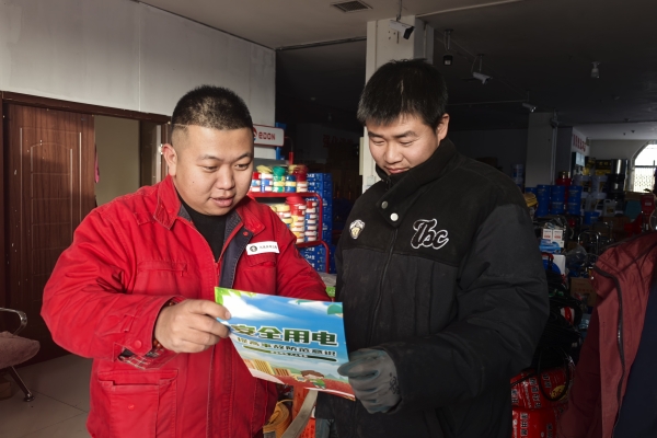 內(nèi)蒙古電力集團(tuán)烏海千里山供電公司蒙電愛心光明行，用電無(wú)憂進(jìn)社區(qū)