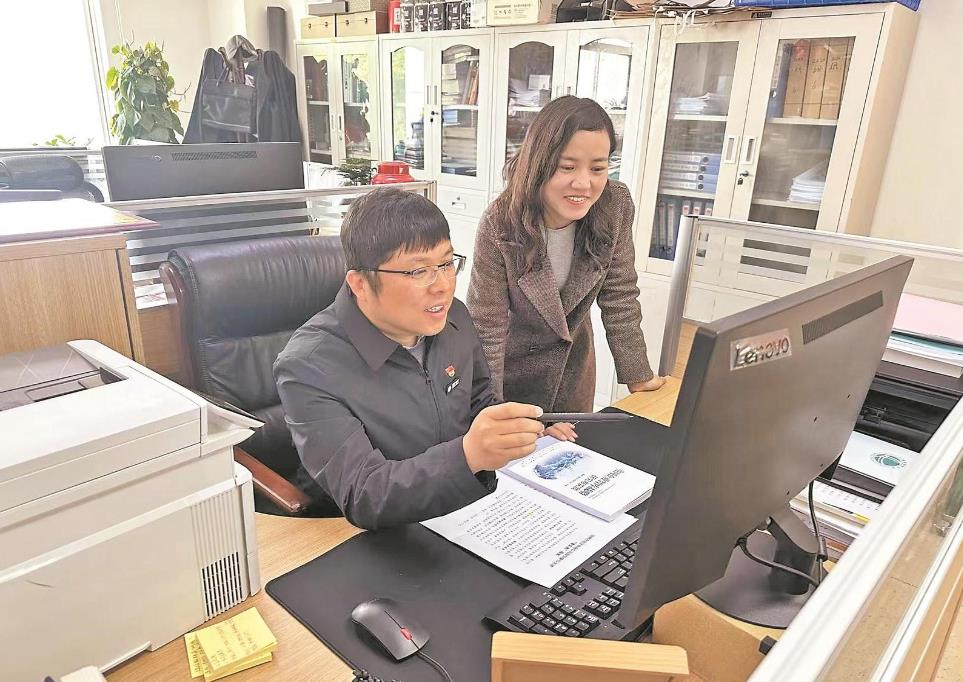 李洪偉：發(fā)揮專長(zhǎng)援藏，助力智庫(kù)建設(shè)