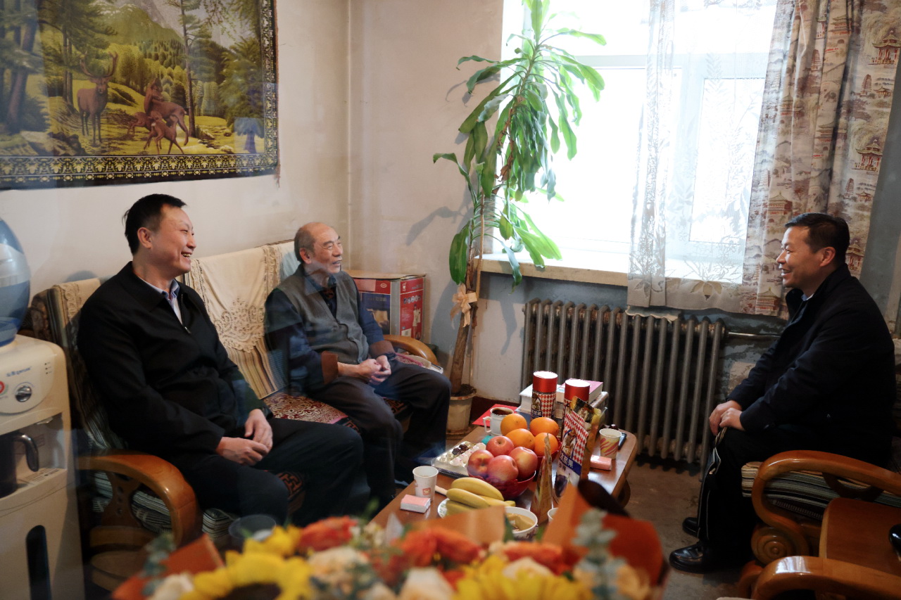 黃河公司黨委副書(shū)記于淼走訪慰問(wèn)老黨員、退休干部周新光