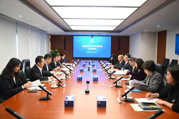 中國電建黨委常委、總會(huì)計(jì)師楊良同中國進(jìn)出口銀行副行長王康會(huì)談