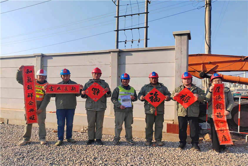 湖北荊力總包公司開展走進(jìn)重點(diǎn)工程項(xiàng)目部，送文化到工地一線慰問活動