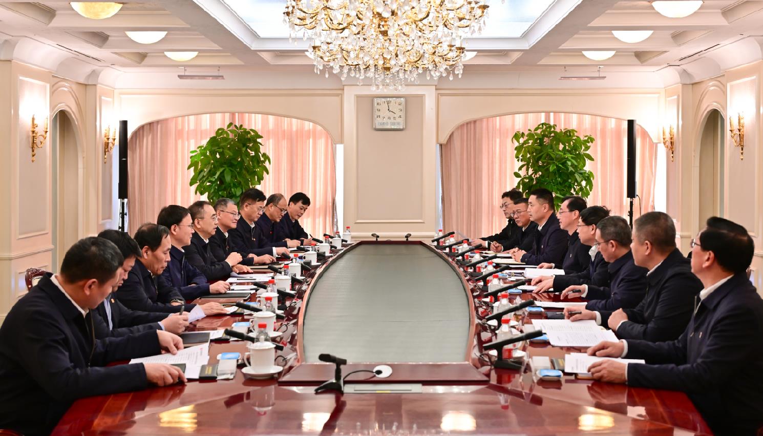 大唐集團(tuán)董事長鄒磊、總經(jīng)理張傳江與中國安能董事長陳奕輝、總經(jīng)理周慶豐會(huì)談