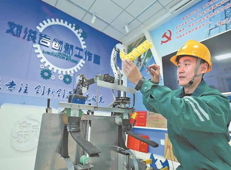 【國網(wǎng)特等勞?！縿⒑榧骸坝媚X子”爬塔走線 靠創(chuàng)新干出實效