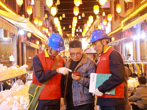 國網(wǎng)會(huì)理市供電公司:“兵不卸甲”巡線忙 護(hù)航元宵燈火明
