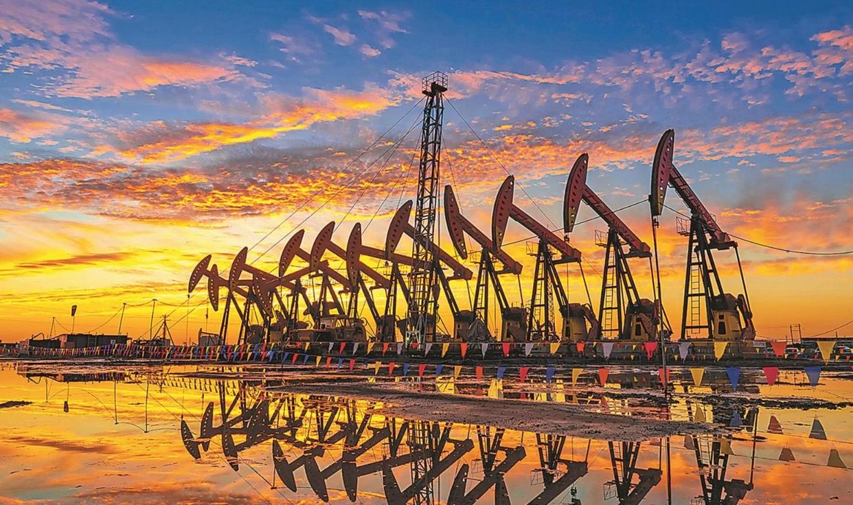 兩大能源機(jī)構(gòu)下調(diào)今年石油供應(yīng)過(guò)剩預(yù)期，油價(jià)全年怎么走