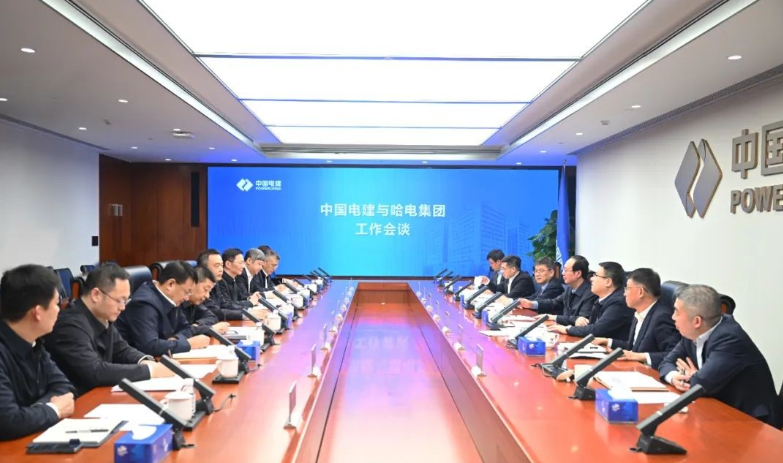中國(guó)電建黨委書(shū)記、董事長(zhǎng)丁焰章與哈電集團(tuán)董事長(zhǎng)曹志安、總經(jīng)理黃偉會(huì)談