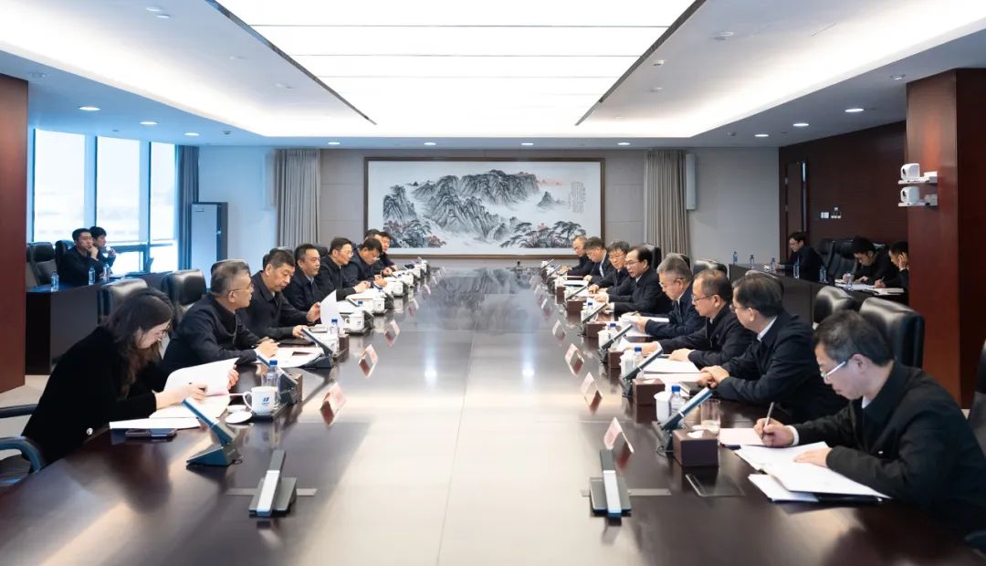 華電集團(tuán)董事長(zhǎng)江毅、總經(jīng)理葉向東與哈電集團(tuán)董事長(zhǎng)曹志安、總經(jīng)理黃偉舉行會(huì)談