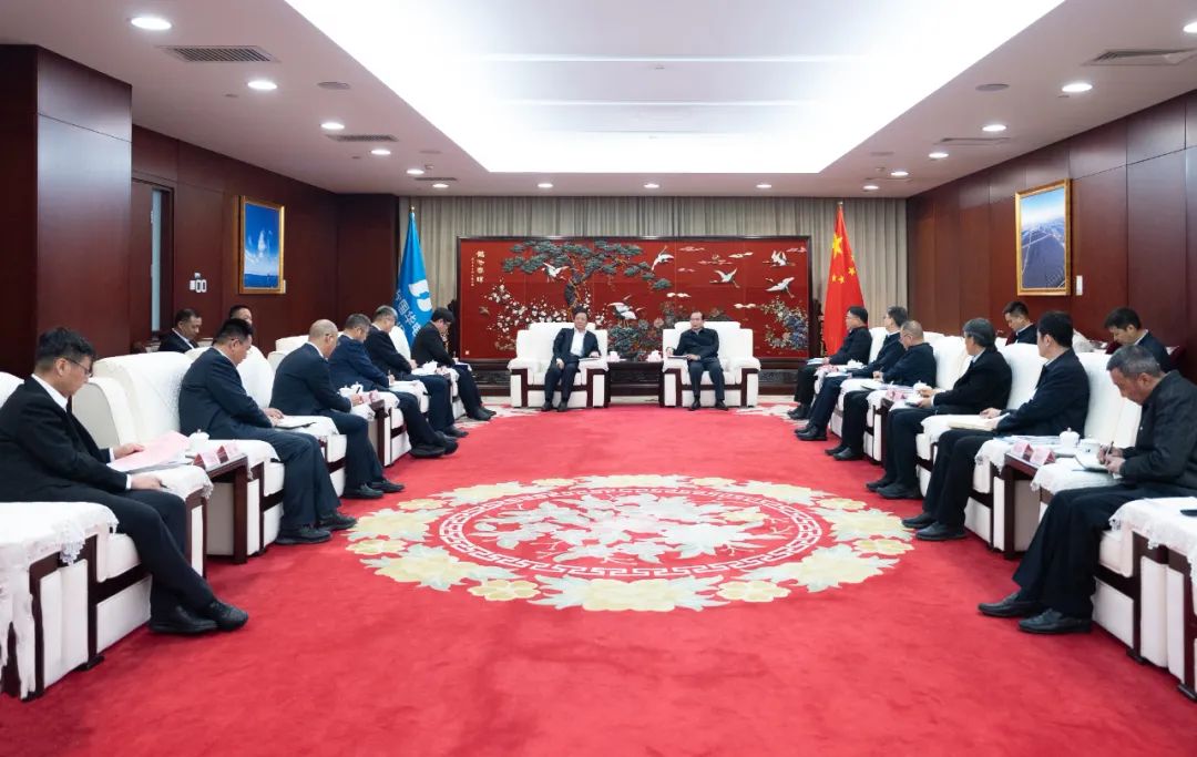 華電集團董事長、黨組書記江毅與特變電工黨委書記、董事長張新舉行會談