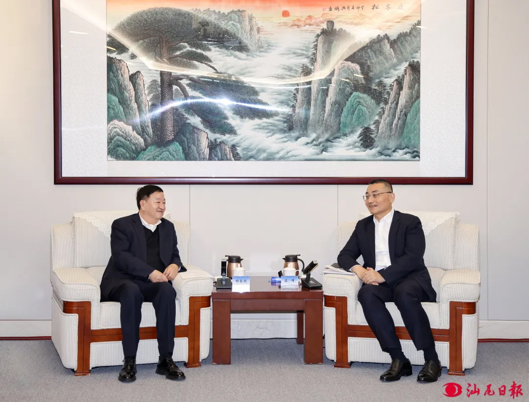 中廣核集團(tuán)黨委書記、董事長(zhǎng)楊長(zhǎng)利與汕尾市委書記逯峰、市長(zhǎng)鄭海濤會(huì)談