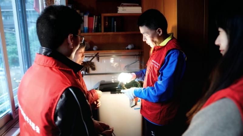 國網(wǎng)浙江物資公司電力青年主動上門服務(wù)，“電暖”千萬家